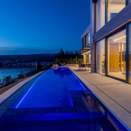 Luxury Diamond One With Pool *