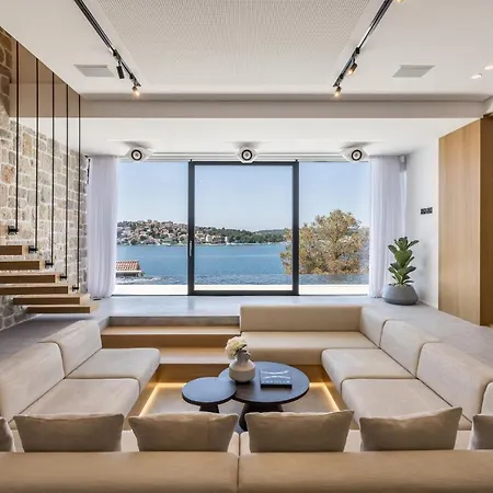 Luxury Diamond One With Pool *