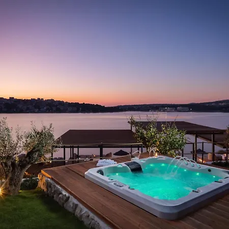 Luxury Diamond One With Pool Villa *